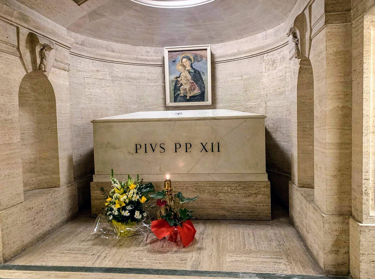 SSPioXII's tweet image. In occasione dell’Anniversario del 2 marzo, 150^ dalla nascita del Ven. Pio XII, omaggio floreale e di preghiera alla tomba del Pastore Angelico.
#suipassidieugeniopacelli #pioxii
