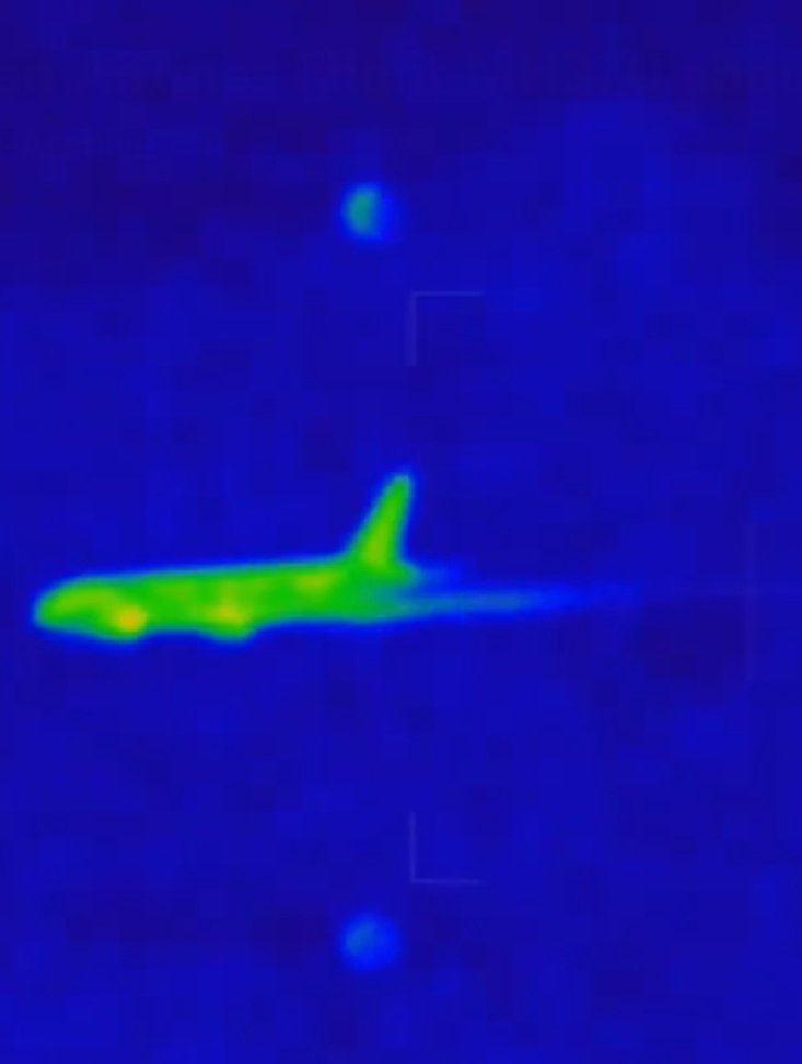 RealArea503's tweet image. One of these images is real thermal footage of an airplane. The other is a basic After Effects plug-in called ColorRAMA. Can you tell which is which ? 🤣

#mh370 #ufotwitter
