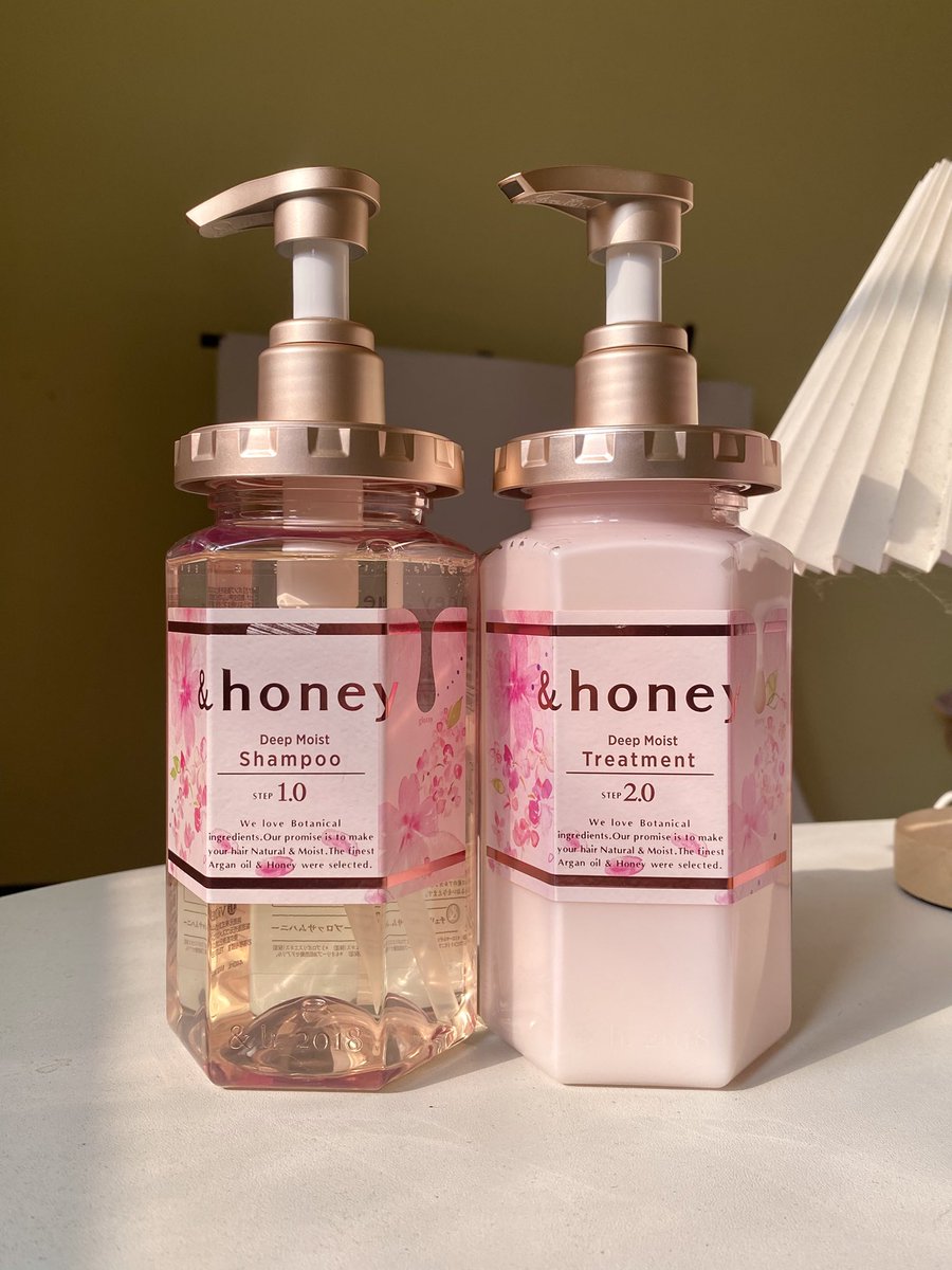 ออกมากี่สูตรๆนี่เก็บหมด เพราะใช้ดีมากกกก
ล่าสุดใช้ &amp;honey sakura ครั้งเดียว = ติดใจ
กลิ่นหวานละมุน ผมนุ่ม + กลิ่นดี + ฟีลลูกคุณ
สระแล้วเหมือนอัปเกรดหัวตัวเองใหม่ 🥹🌸✨