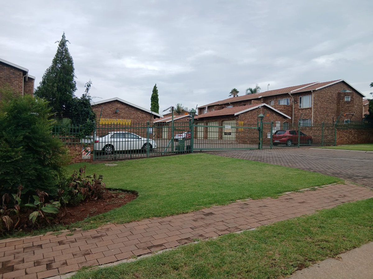 AndradeProperty's tweet photo. 112 square meter, first floor 2-bedroom, 1-bathroom apartment for sale in Zwartkop in Centurion for R 795 000, in a sought-after residential area within walking distance from Centurion Mall.
https://t.co/hAsbSxuPfc
To view this apartment, 082 797 2855 https://t.co/tetvPlFFv5