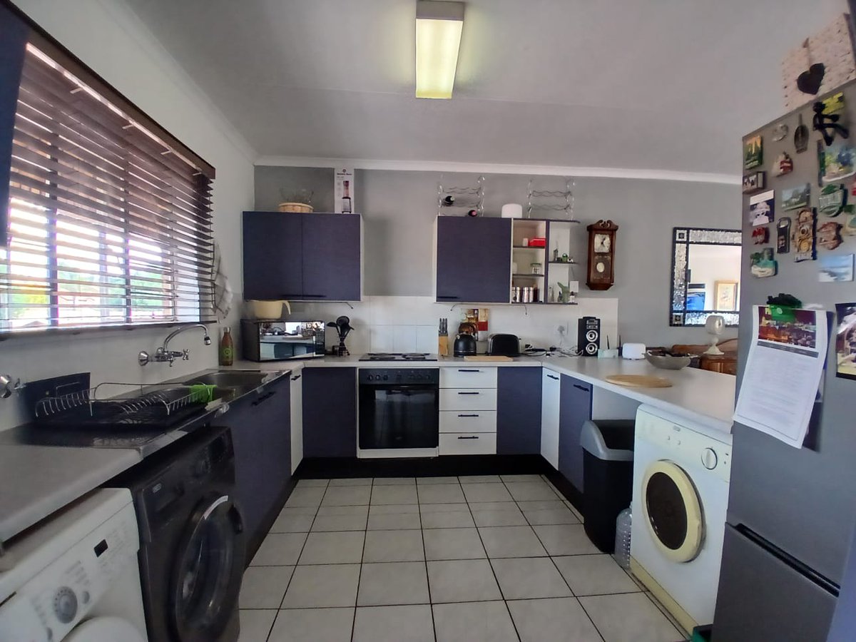 AndradeProperty's tweet photo. 112 square meter, first floor 2-bedroom, 1-bathroom apartment for sale in Zwartkop in Centurion for R 795 000, in a sought-after residential area within walking distance from Centurion Mall.
https://t.co/hAsbSxuPfc
To view this apartment, 082 797 2855 https://t.co/tetvPlFFv5