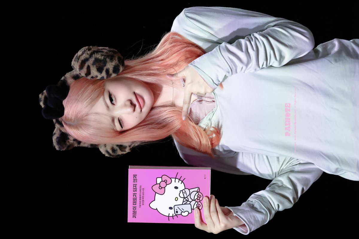 painote_ive's tweet photo. 260302 🐰📖
#레이 #REI #レイ #IVE https://t.co/nUvMkFdWoB