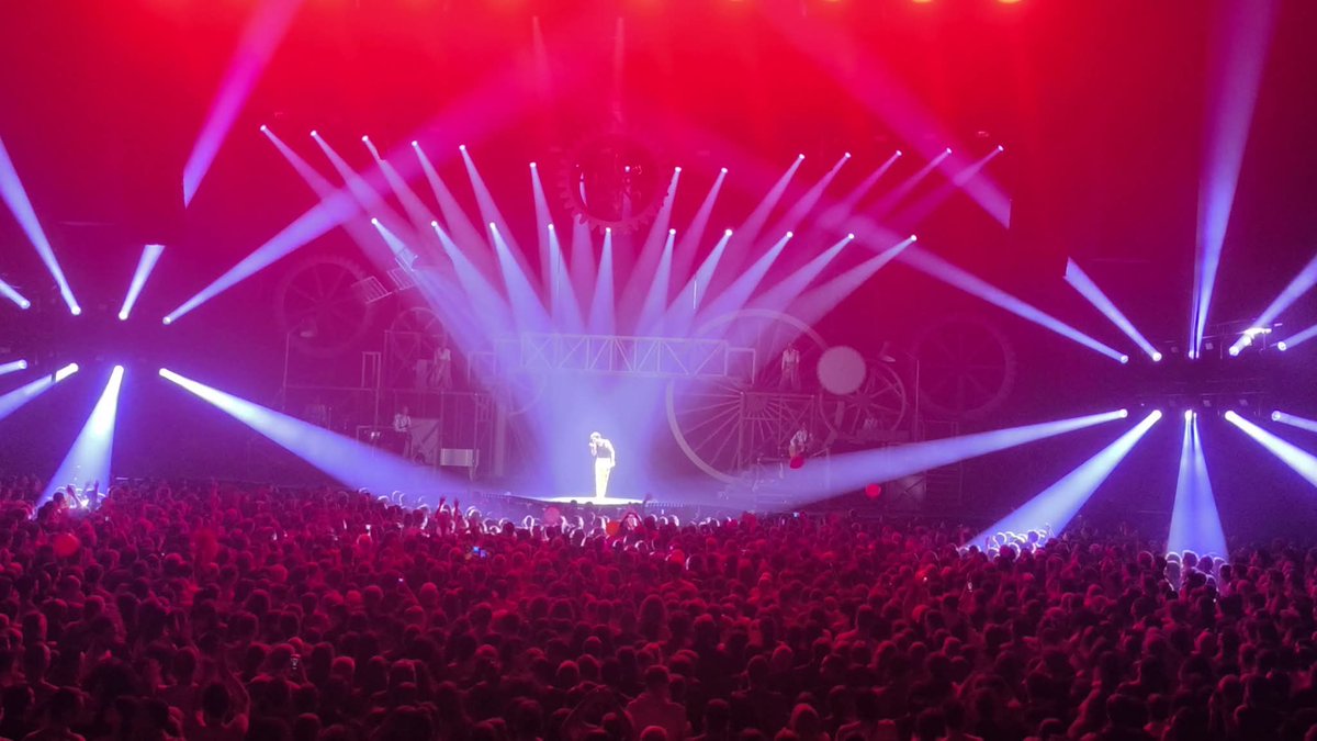 MikaWebsite's tweet photo. Vidéos : Performances de MIKA en concert au Zénith de Toulouse le 28.02.2026 - plus d'infos ici ➡️ https://t.co/zNuJYexwaf https://t.co/GAzLJiMqzZ