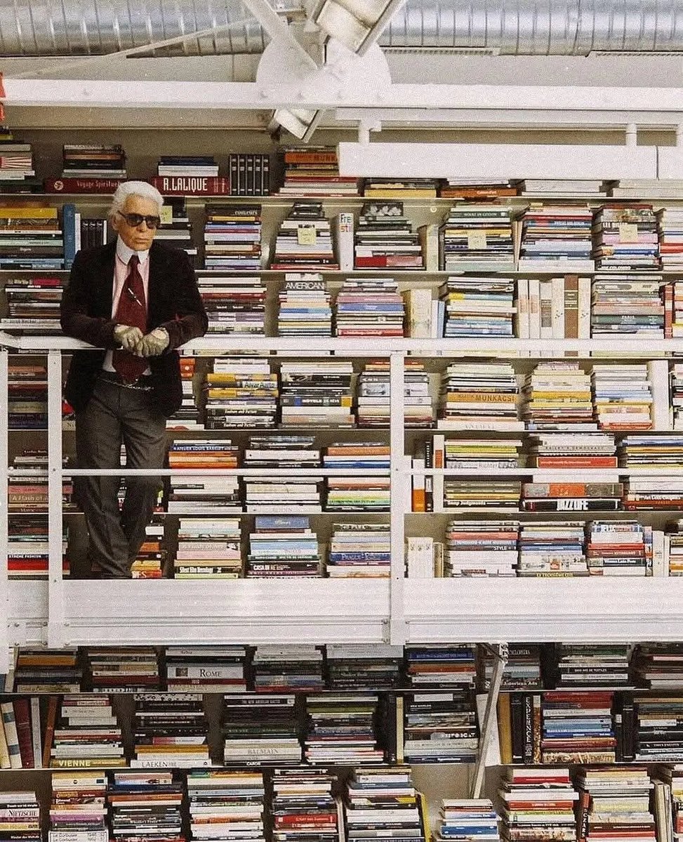 HardestFitPics's tweet photo. Karl Lagerfeld inside his 300,000 book library in Paris, France 📚 https://t.co/8SSRMhdnkt