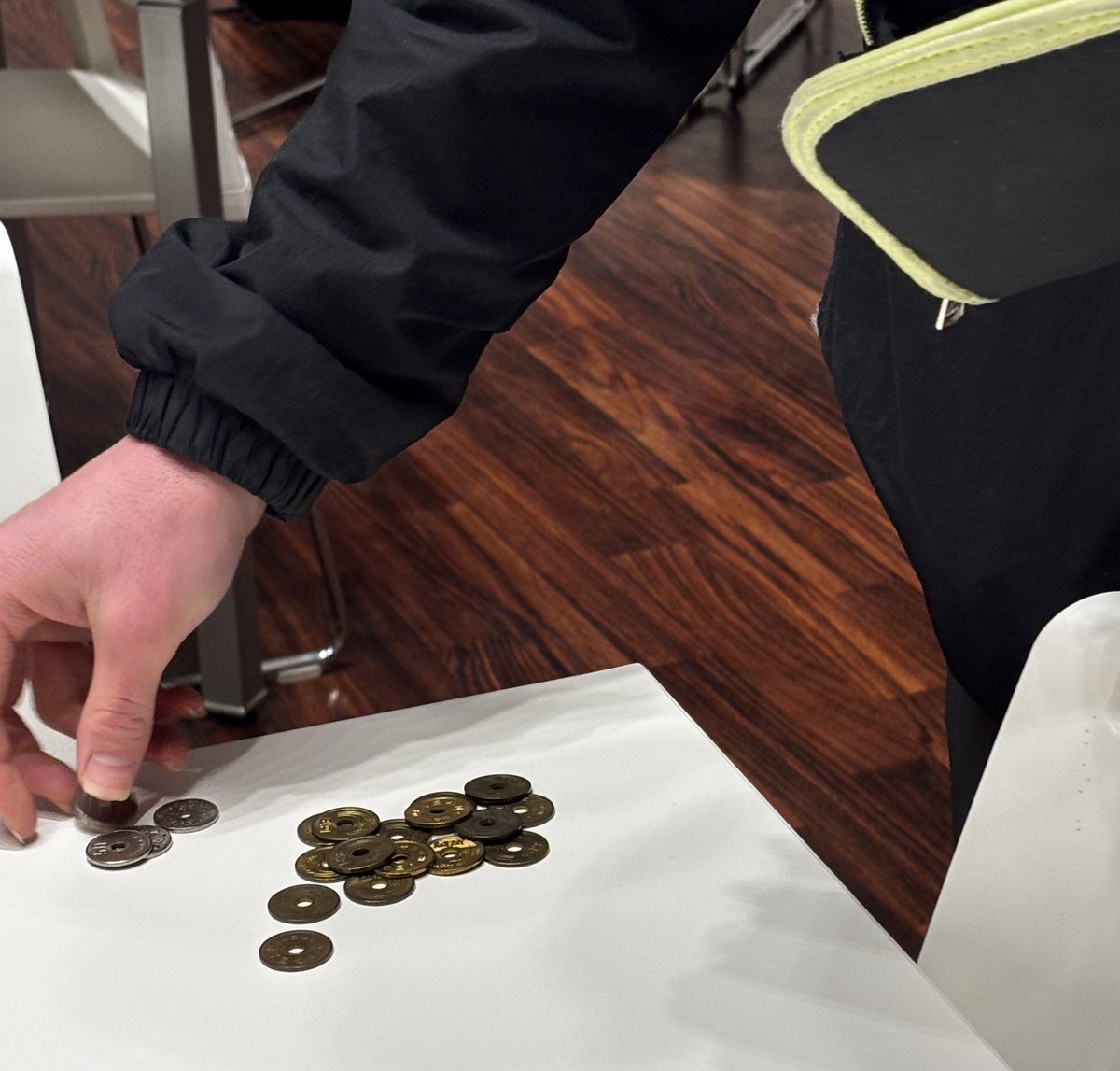 Tmit26's tweet photo. 罫書きのために、5円玉と50円玉を大量に取り出すフレーム班長兼構造設計 https://t.co/wqNTdQvgDM