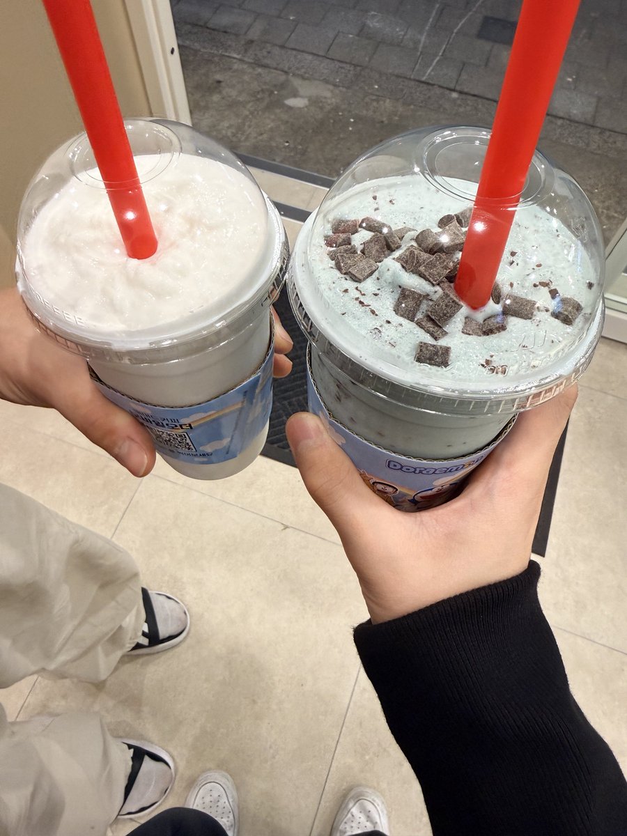 thisisddonggae's tweet photo. 카페알바생모   일하는날마다 
이런커플와서 존나단밀크쉐이크1개, 민트초코퐁츄라떼주세욤! 양 마니주세요!!>.<   함 
(주로 민트니트가 주문하고, 빨간체크는 뒤에숨어있음) 

알바모:시발 https://t.co/WwnjOiIAB1