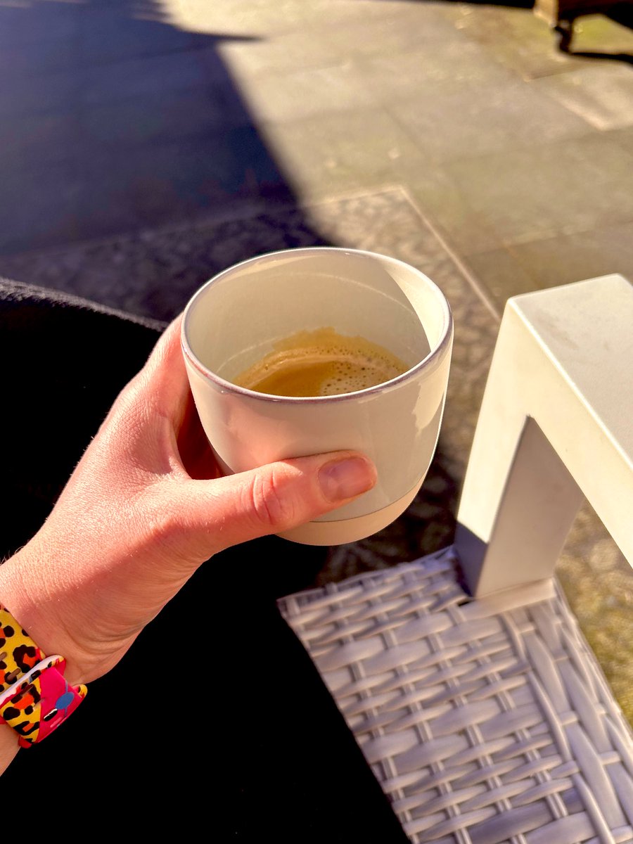 Eigenlijk 100.000 dingen moeten doen, maar bekijk het maar ik zit ff heerlijk in de zon met m’n koffie!