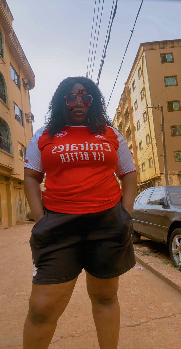 Heard Wifey was coming to town
Had to dress the part