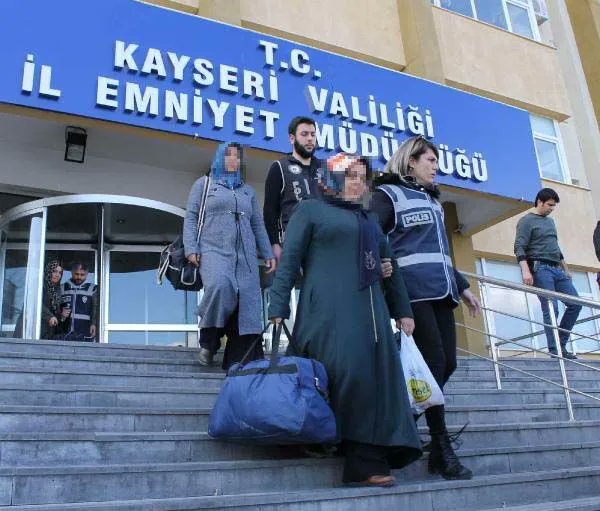 sevincozarslan8's tweet photo. Ceza hukukçusu Prof. Dr. İzzet Özgenç, KHK yargılamalarına ilişkin önemli bir paylaşım daha yaptı.

“Affa değil, yeniden (adil) yargılamaya ihtiyaç var. İnsanları, somut bir suç işlemedikleri ve hatta somut bir suç işlemeye yönelik hazırlık içinde bulunmadıkları takdirde, terör suçlusu olarak damgalamak, hukuk vicdanıyla bağdaşmaz.”

https://t.co/ECSUEkUWRE