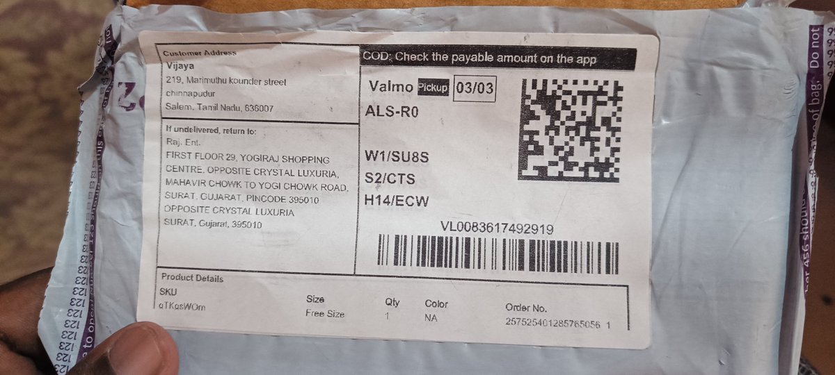 kisansuji's tweet photo. @meesho_support @meesho_support we ordered for some fancy jewellery for rs.520 but received a multani matti powder instead of it..is it your ethics in business. I've attached my package images kindly check it https://t.co/YbAgtnQE7m