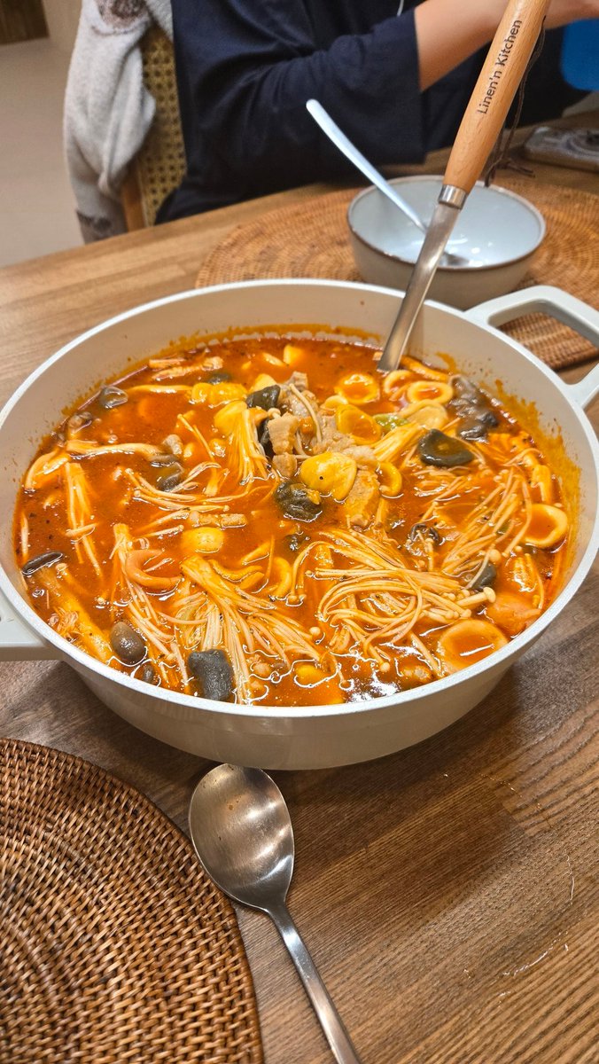 포항!! 날씨가 안 좋아서 많이 못 돌아다녔지만 대신 그만큼 열심히 먹고 마심 ㅋㅋㅋㅋㅋ 톡끼 인형을 출발할때 책상위에 두고 까먹는 바람에 눈물을 줄줄 흘리면서 강제 머글 행세함 ㅠㅜ