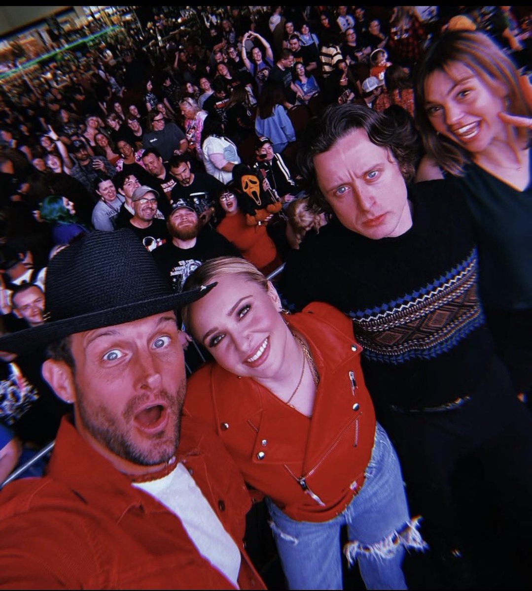 anst4n's tweet image. GIRL we need a #SCREAM4 requel but make it into a limited 8-episode series!