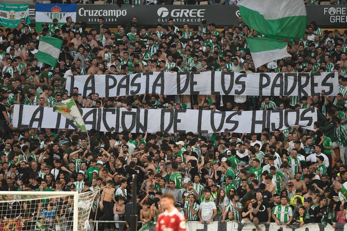 Tiene el coeficiente intelectual tan bajo, que no se dan cuenta que esta pancarta la podían haber sacado los Biris en nuestro estadio
