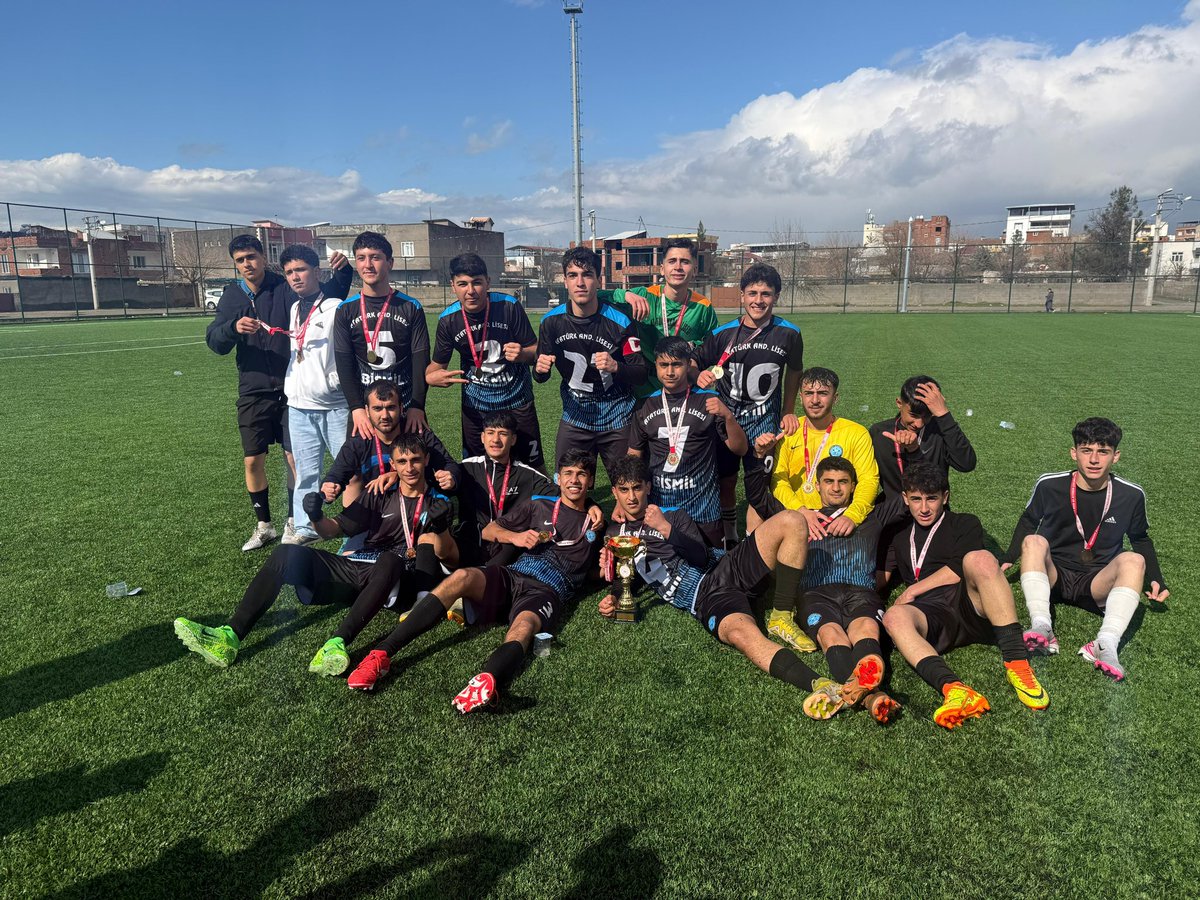 baal768300's tweet photo. Okulumuz Bismil Atatürk Anadolu Lisesi, Liseler arası futbol turnuvasında İlçe 1."si şampiyonu oldu.Tebriklrr👏👏👏
@Diyarbakirmem @bismilmem @dogan_azz https://t.co/aCspyTJ30i