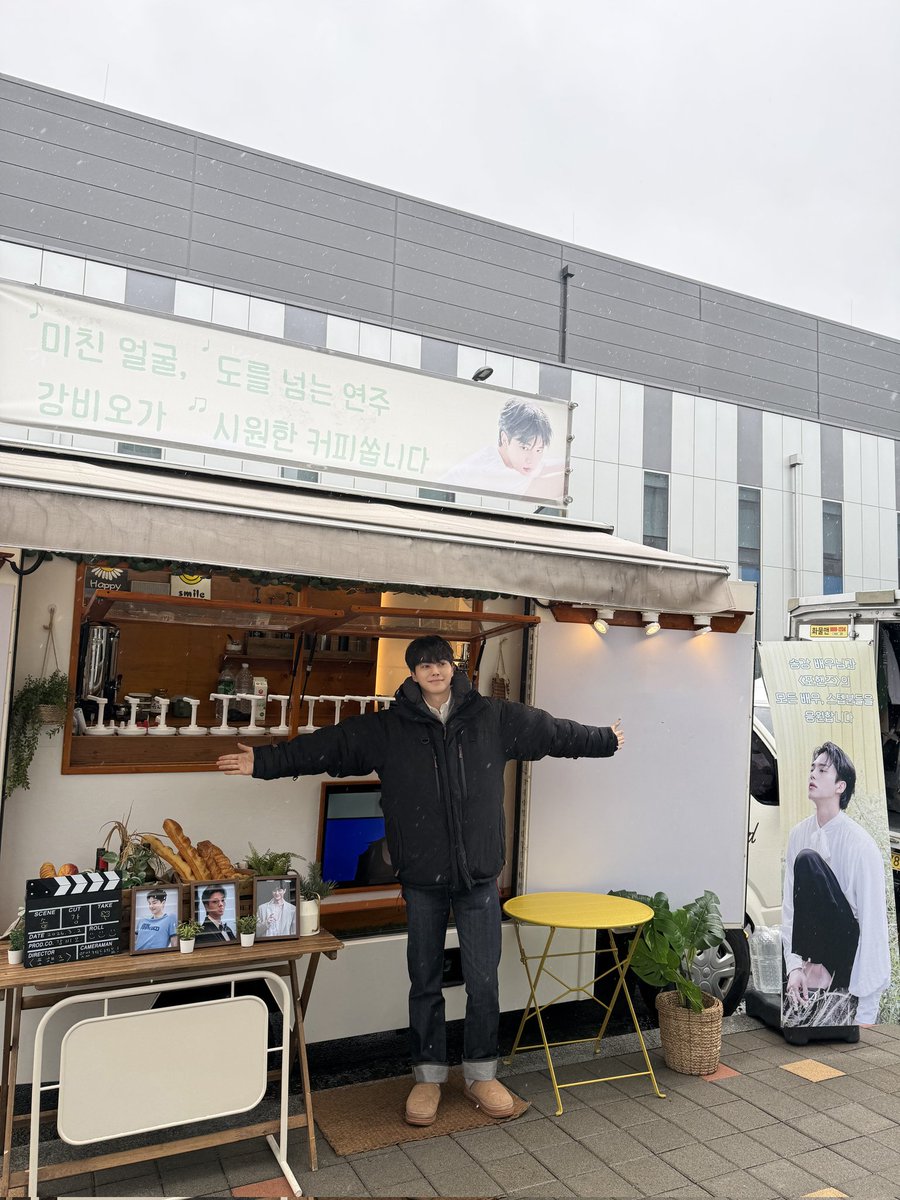 [🎁] 포핸즈

송강비오의 연주엔 '레'가 없어...
'도'를 넘는 '미친' 얼굴로 치니까🎹

추운 날씨, 큰 응원을 주신 송편이들
감사합니다!

tvN <포핸즈>에서
송편이들의 사랑을 먹고
더욱 빛날 송강의 모습, 기대해 주세요!

#송강 #포핸즈 #SONGKANG