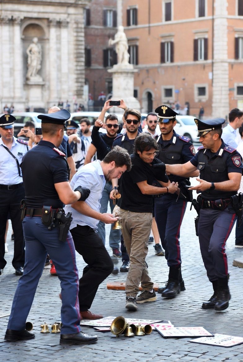 cicalonesimone's tweet photo. Roma affetta dalla "Truffa delle tre campanelle": Nuova strategia di contrasto
Quante volte, passeggiando per le bellezze del Centro Storico, ci è capitato di vedere piccoli capannelli di persone attorno a banchetti improvvisati? Dietro il gioco delle "tre campanelle" non c'è fortuna, ma un meccanismo studiato per sottrarre denaro a turisti e passanti incauti, decine di migliaia di euro che ogni giorno vengono truffati sotto gli occhi di tutti da veri e propri gruppi criminali formati da decine di persone.
Oggi la risposta della Polizia di Stato, in collaborazione con la Polizia di Roma Capitale, cambia marcia con una nuova strategia che punta a risolvere il problema alla radice.
Non solo multe, ma allontanamenti
L'Ufficio Immigrazione della Questura ha analizzato per settimane i profili dei soggetti coinvolti. Non si tratta più solo di denunce per truffa:
• Analisi dei precedenti: È stato effettuato uno screening approfondito sui soggetti sorpresi ripetutamente a raggirare i turisti.
• Allontanamento dal territorio: Per i cittadini comunitari che persistono in queste attività illegali, sono scattati i provvedimenti di allontanamento dal territorio nazionale.
• Controlli mirati: Solo il 6 febbraio, gli agenti del I Distretto Trevi hanno identificato e avviato l'espulsione per 6 persone di nazionalità romena coinvolte nel giro.
Difendere l'accoglienza e la legalità
Questa rinnovata linea d'azione non serve solo a colpire chi agisce contra legem, ma mira a proteggere la vocazione turistica di Roma. Il contrasto all'illegalità diffusa è fondamentale per restituire serenità a chi vive e frequenta ogni giorno la Capitale.
Il protocollo prosegue
L'azione non si ferma qui: il protocollo operativo prevede controlli sistematici e, dove necessario, il trasferimento dei soggetti presso i CPR (Centri per il Rimpatrio) su tutto il territorio nazionale.
Un consiglio per tutti: La fortuna non abita su un banchetto di cartone in mezzo alla strada. Se assistete a queste scene, non fermatevi e segnalate la presenza alle autorità.  #truffa #3carte #roma #3campanelle