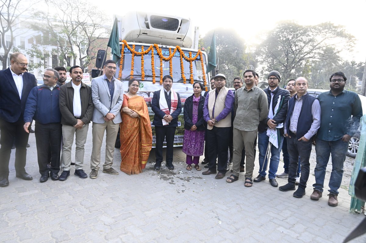 CMOfficeAssam's tweet photo. Now people in London will find Assam’s finest ginger at their doorsteps! 🇬🇧🌱

Under the dynamic leadership of Hon’ble CM Dr. @himantabiswa, the first-ever GI-tagged Karbi Anglong Ginger consignment has been exported from Assam to London.

This milestone, facilitated by APEDA, highlights Assam’s growing global agri footprint and ensures better returns for our hardworking farmers.

From the fertile farms of Assam to international markets, the world is embracing Assamese products with great enthusiasm and appreciation. 🌍
