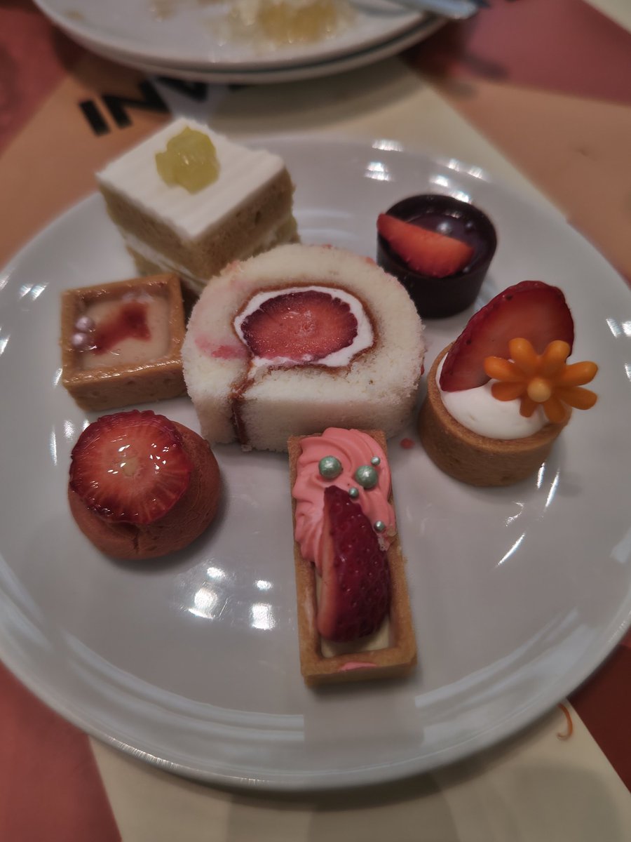 1年分のスイーツを食べた。
腹ペコで行ってめちゃ食べて
いや初めての経験
下の付け根が甘々なって
最後は手が止まる。
そして、頭の中も甘々なって
どうしたら口の中の甘々が取れるのか
ラスト悩んだ。
聞いたら
それが幸せなんだと言われwww
甘々で整うって事はこう言う事か！