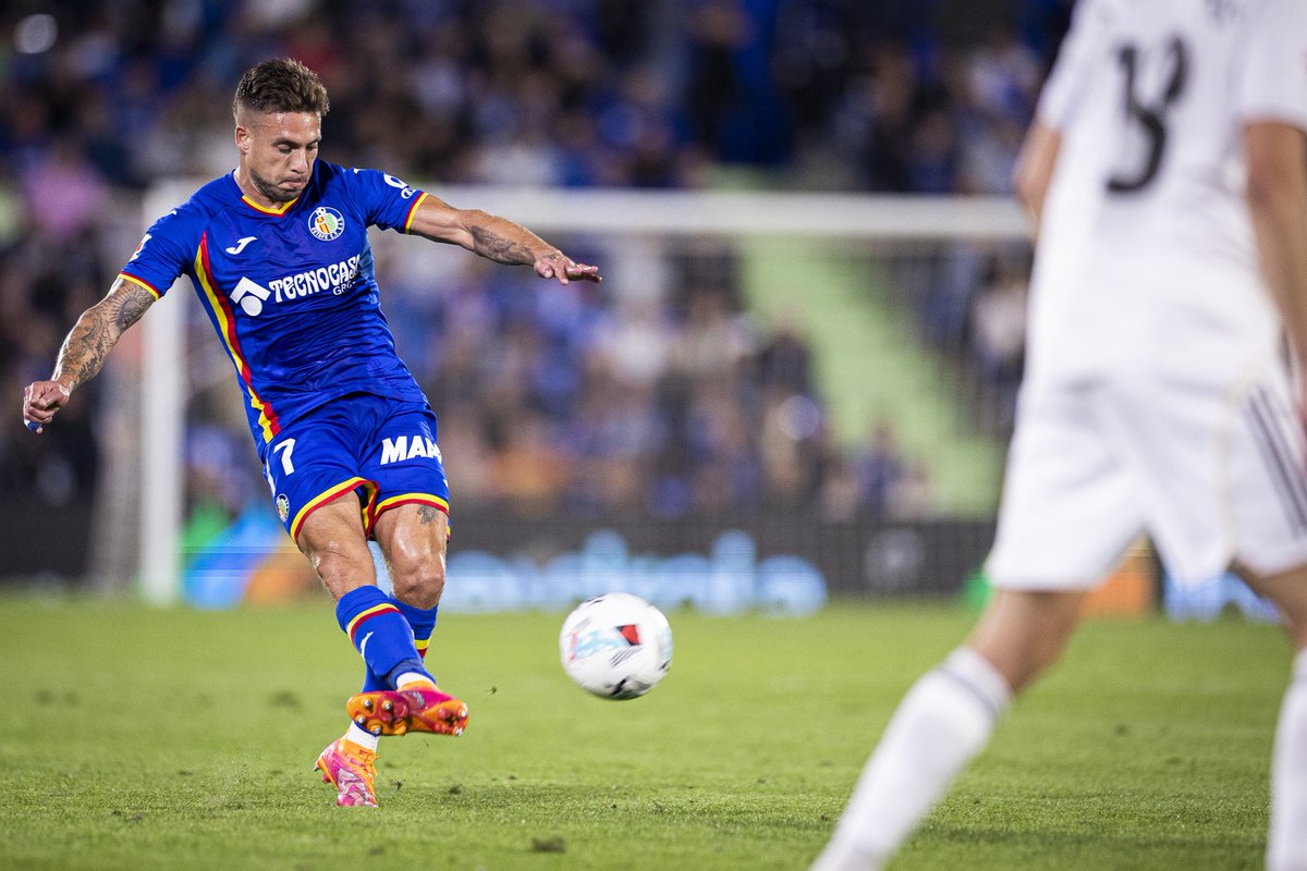 PatrykZT's tweet photo. Real - Getafe 🇪🇸

Kiko Femenya ⭐️ 

Kiko to 35-letni wahadłowy Getafe, który w La Liga gra już od kilku sezonów i bardzo dobrze spełnia warunki ofensywne z dośrodkowaniami jednak jego defensywa i powrót do obrony mocno kuleją - do czego zmierzam? 

Dziś zagra na jego stronie Vini czyli jeden z najczęściej faulowanych piłkarzy w Europie i tutaj nie ma przebacz ale jeden faul na nim zanotowany to absolutne minimum.

Ostatnie spotkania na Real: 

3 faule + 🟨 (Getafe vs Real)
2 faule + 🟨 (Villarreal vs Real)

Co można zagrać? 

Superbet 🔴
2 faule - 2.35 📊
3 faule - 5.00 📊
4 faule - 11.00 📊

Otrzyma kartkę - 3.40 📊