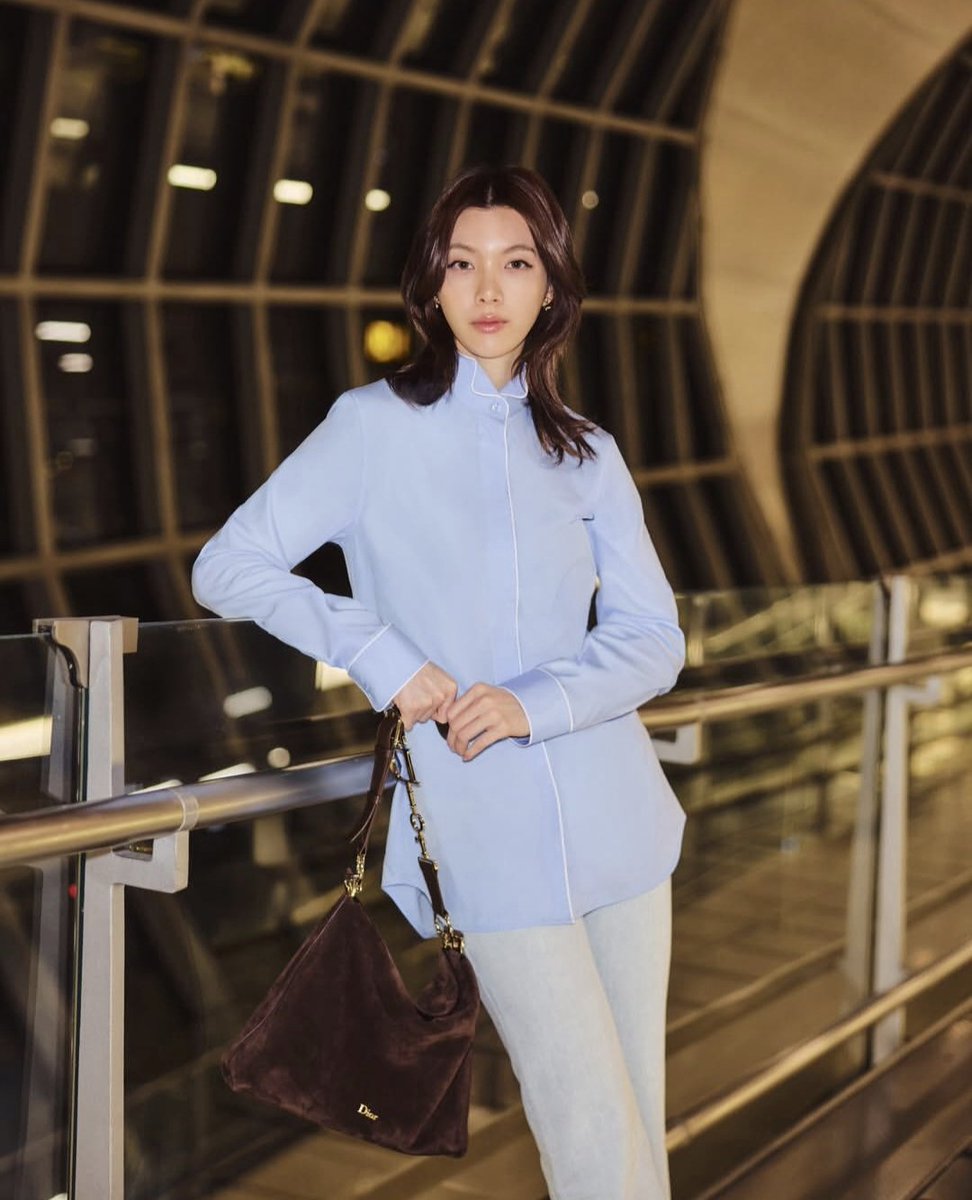 EverydaynewsTH's tweet photo. พาส่องแอร์พอร์ตลุค "ออม กรณ์นภัส" @ormmormm ในฐานะ Dior Brand Ambassador ก่อนออกเดินทางสู่กรุงปารีส เพื่อเข้าร่วมชมแฟชั่นโชว์ Dior Autumn/ Winter 2026 ในวันที่ 3 มีนาคม เวลา 21.00 น. รอชมลุคปังๆอยู่น้า

LINGORM TAKEOFF TO DIORAW26 #LingOrmDiorAW26APTLook 
#OrmKornnaphat #Dior #DiorAW26 #PFW @Dior