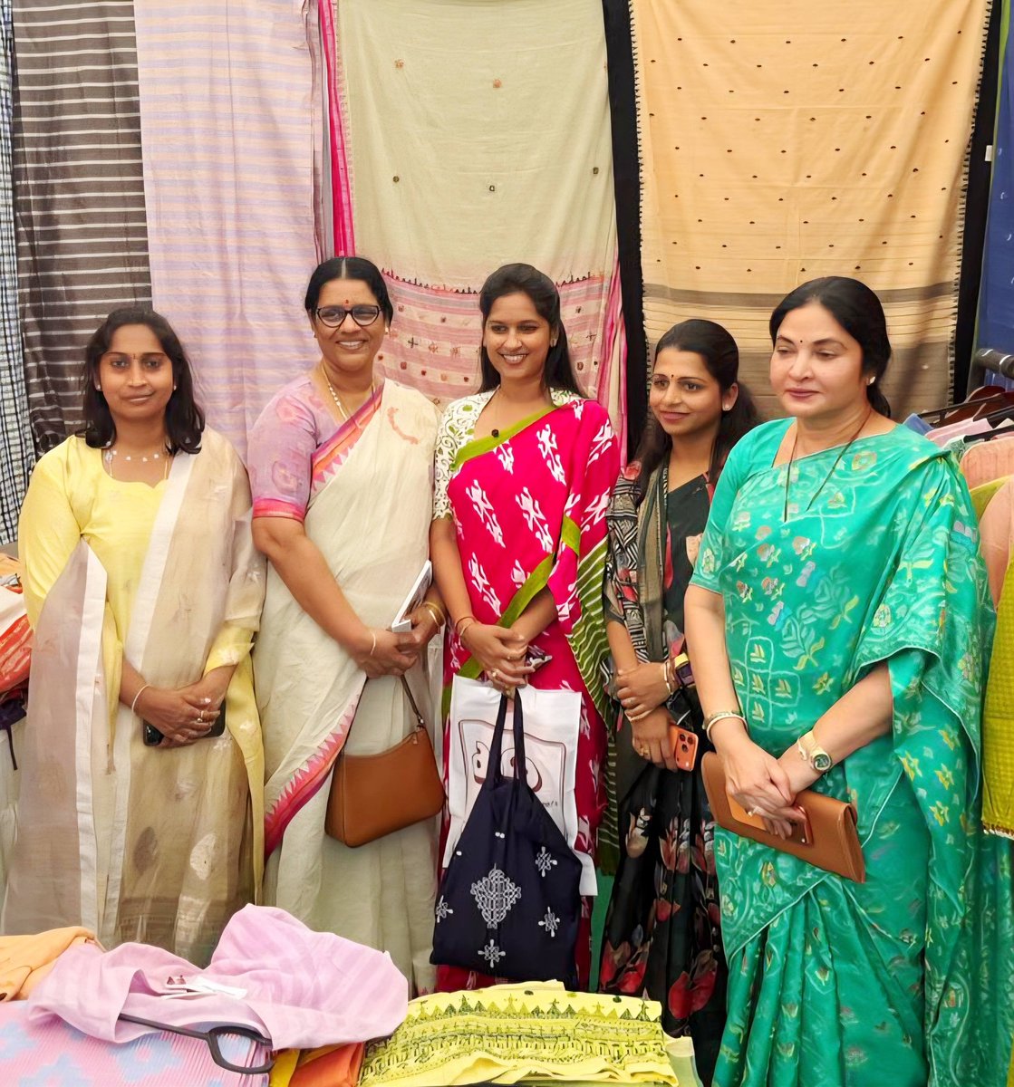 sri_viswasanthi's tweet photo. ✨🇮🇳Empowered Women. Educated Girls. Progressive Future
Best CBSE Residential School in India
📞92474 56148 / 99489 84444
🌐https://t.co/1n8N6Mk21B
#WomenLeadership #GirlChildEmpowerment #WomenInAssembly #EmpoweredIndia #SriViswasanthi #CBSESchool #StateBoard #vijayawada #Andhra https://t.co/vXY4hNxGPN