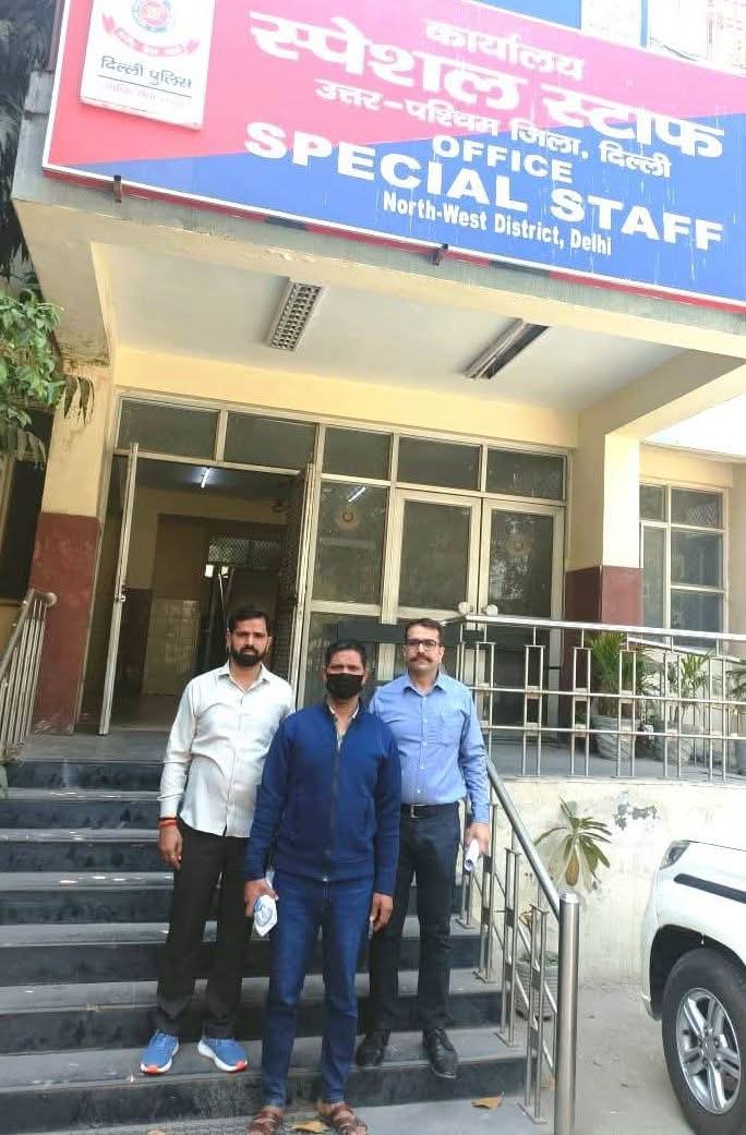 🚨 नॉर्थ-वेस्ट जिला, दिल्ली पुलिस की बड़ी कामयाबी 🚨
स्पेशल स्टाफ/एनडब्ल्यूडी की टीम ने एक कुख्यात, मोस्ट वांटेड फरार एवं शातिर अपराधी चंद्रमा प्रसाद को सफलतापूर्वक गिरफ्तार कर कानून के शिकंजे में ला दिया है। यह गिरफ्तारी न केवल जिले के लिए, बल्कि पूरी दिल्ली पुलिस के लिए एक