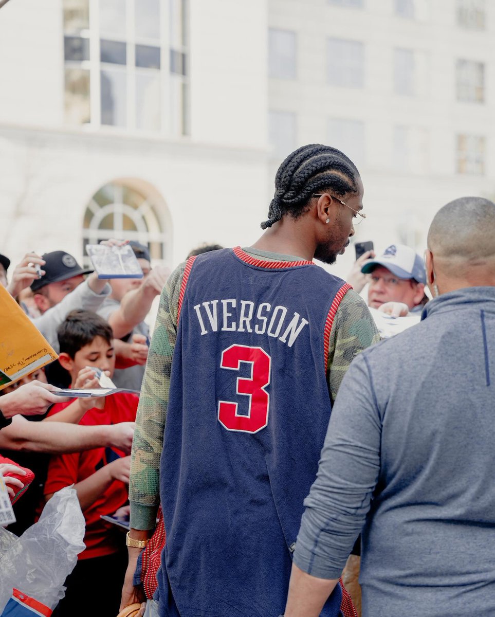 HardestFitPics's tweet photo. Shai Gilgeous-Alexander wearing vintage Allen Iverson Syracuse Nationals jersey 🏀 https://t.co/0x7xfrAi0U