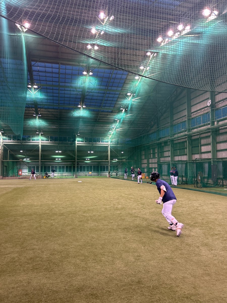 jkobe13's tweet photo. Předposlední přípravný zápas před @WBCBaseball odplaval v Mijazaki kvůli vytrvalému dešti, proto @baseballczech_ zamířili trénovat ⚾️ pod střechu, o takové hale si můžou nechat v Česku jen zdát. snad zítra proti Orix Buffaloes uz to klapne 🎙️📻 @RadiozurnalS @Radiozurnal1 https://t.co/j4bCWfOxWx