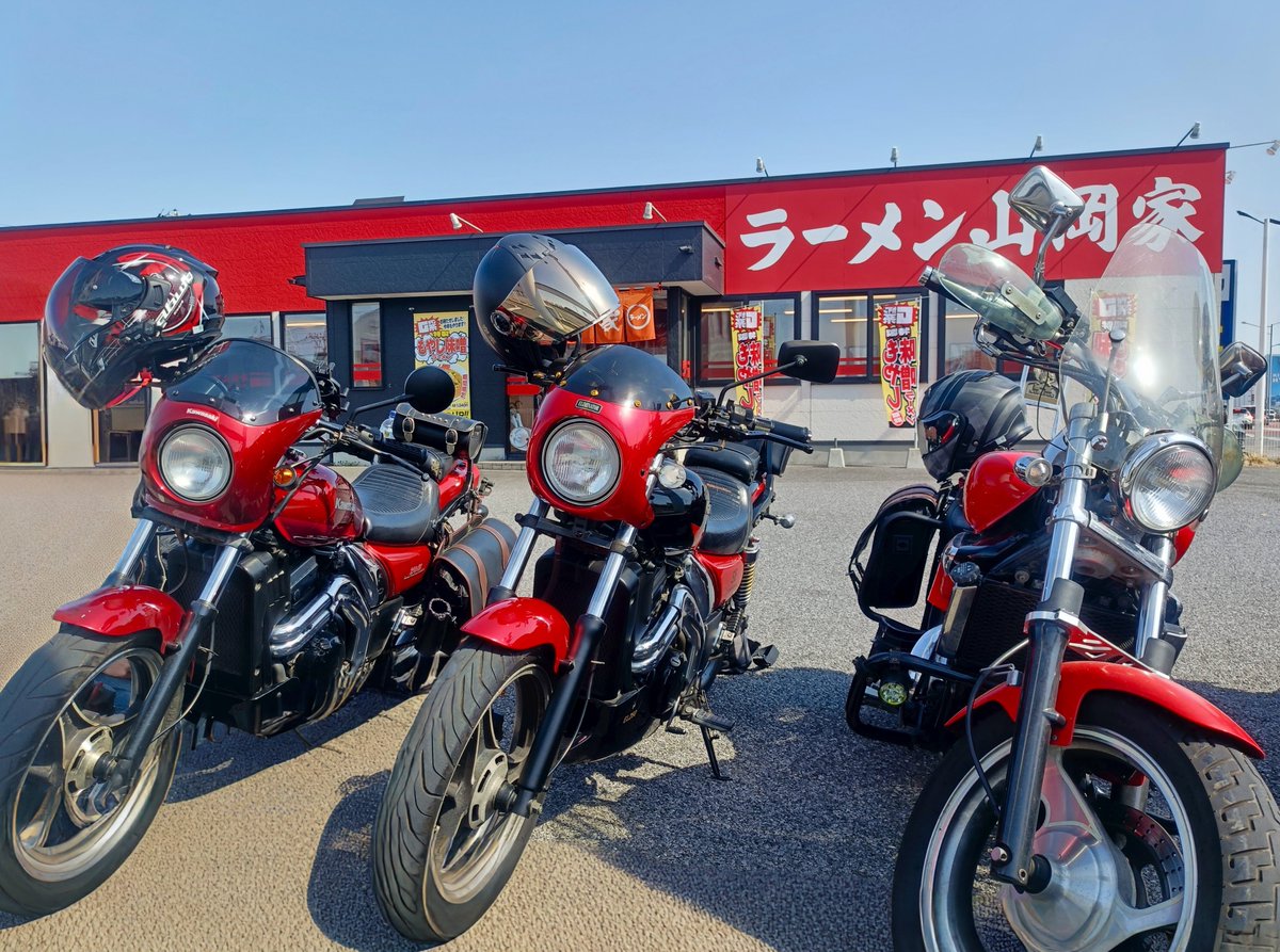 Re250V's tweet photo. 目的��のお店がまさかの定休日？！

近くにあった安定の山岡���！
赤カラーで山岡家推しバイクの集まりに🤣 https://t.co/On7z2SVjzX