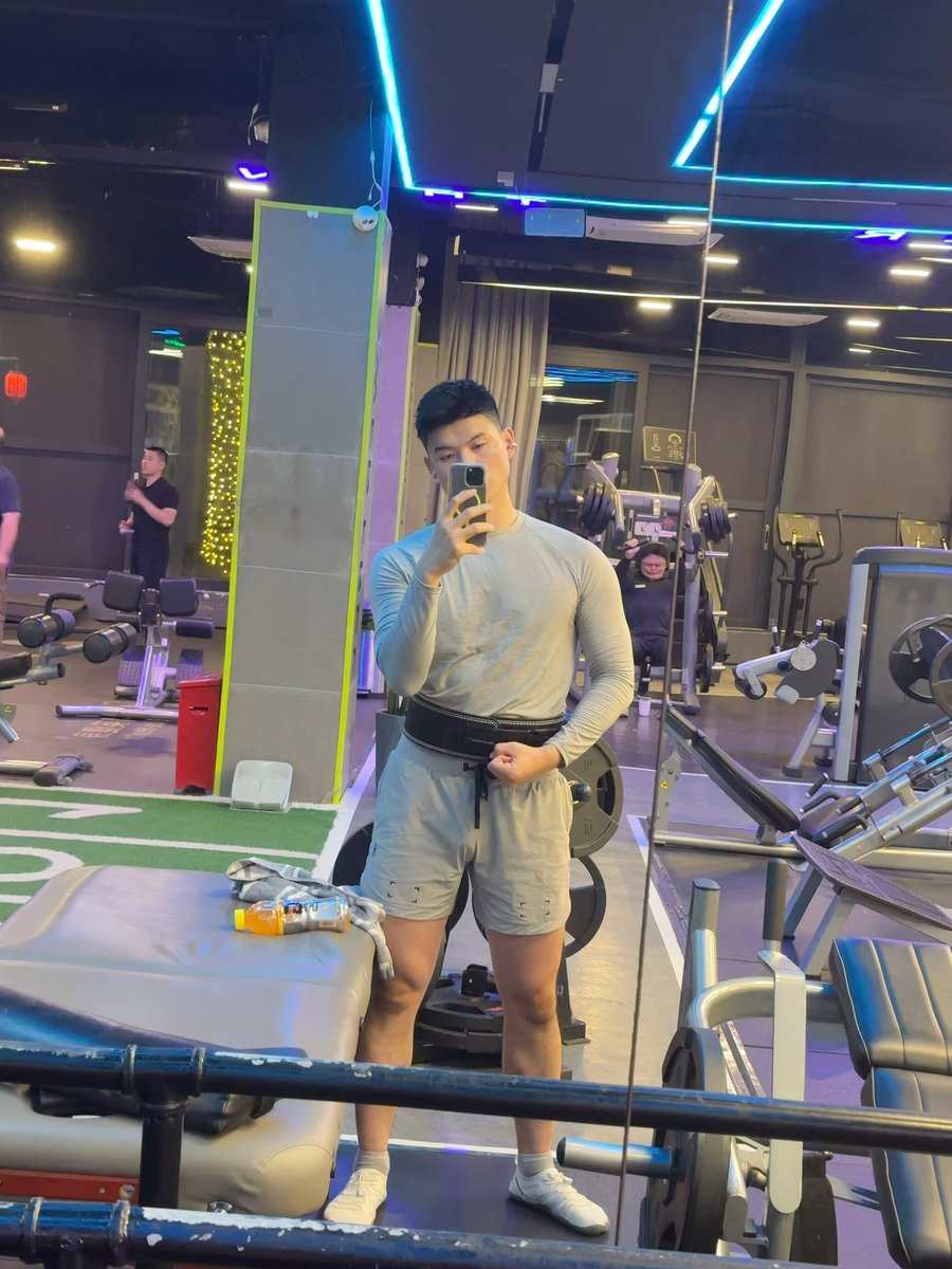 Danieland3P's tweet photo. 怎么成功搭讪喜欢的博主？
只有一个办法：把自己也变好看！！！ https://t.co/9AB3ZsKSw9