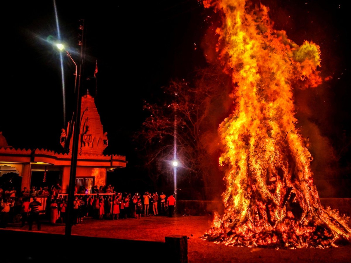 rohitversity's tweet photo. 🔥 होलिका के पास अग्नि से बचने का वरदान था फिर भी वो जली — क्योंकि वरदान अधर्म के लिए काम नहीं करता! 🙏✨
😈 बुराई कितनी भी ताकतवर हो — सच्चाई हमेशा जीतती है! 🪔💫
🎊 होलिका दहन की शुभकामनाएं! 🇮🇳🔥
#HolikaDahan #Holi2026 https://t.co/yXoIJfIyE9