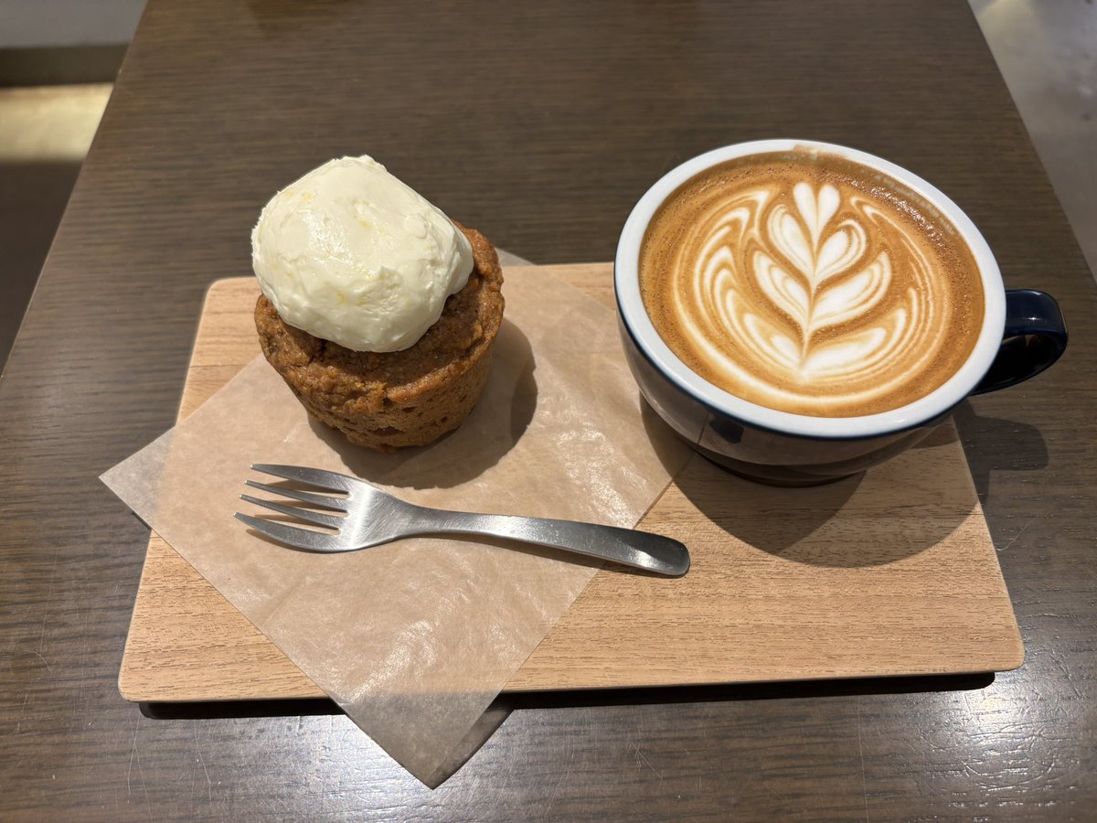 MomirinTomo0915's tweet photo. ピラティスのトレーニング後にたまに寄るカフェ☕️
キャロットケーキが美味しい🧁😋
#代官山
#itcoffee https://t.co/2K6Wu2TNdt