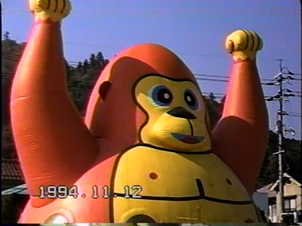 職場の不要品整理していたら、VHS-CビデオカメラとCカセット、VHS