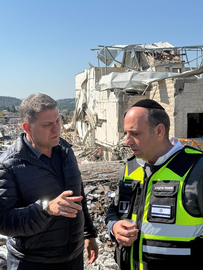 BibasHaim's tweet photo. הגעתי הבוקר לזירת האסון בבית שמש. ראיתי הרס בלתי נתפס וכאב גדול על אובדן חיים. 

נפגשתי בשטח עם ראש העיר שמואל גרינברג והצוותים המקצועיים, ראש רשות המיסים שי אהרונוביץ ומנכ״ל משרד האוצר אילן רום.

אנחנו נפעל יחד עם הרשות המקומית והגופים הממשלתיים הרלוונטיים כדי לקצץ בבירוקרטיה ולסייע בכל מה שנדרש. בשלב הראשוני הענקנו סיוע כלכלי בגובה 1,000,000 ש״ח באמצעות מפעל הפיס.

חשוב לזכור: אין הגנה מלאה ולכן צריך להמשיך ולהישמע להנחיות פיקוד העורף, לצמצם התקהלויות ולשהות בסמוך למרחבים מוגנים. ראינו גם במבצע ״עם כלביא״ וגם במלחמה הנוכחית שזה מציל חיים.

אני מאחל רפואה שלמה לפצועים, ומחזק את המשפחות שאיבדו את היקר להן מכל. שלא תדעו עוד צער לעולם.