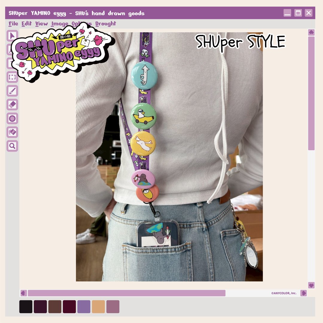 ou_en_event's tweet image. 🐾 解放雙手超SHU用！🐾

背帶上別著徽章也超級可愛！
快背上你的SHU機一起出去玩吧！

🛒購買連結：reurl.cc/GG5k7Z
📅 販售截止日期：
2026年3月31日 23:59

🔍 想掌握最新消息嗎？請記得密切關注，更多精彩內容不容錯過！

#NIJISANJI_EN #CAPSULE #VTuber #ShuYamino #SHUper