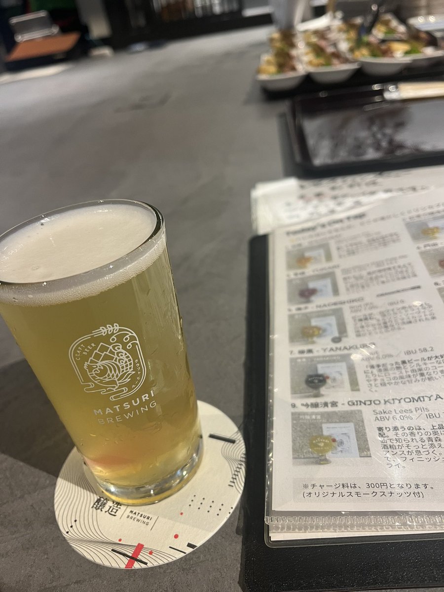 ringosake_riko's tweet photo. とある店のレセプションパーティ。昨日は息子もバイトに入ってたとこ。

クラフトビール🍻美味🎵 https://t.co/OMA130TBnI