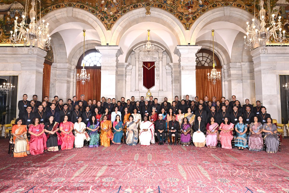 INDIAN ADMINISTRATIVE SERVICE OFFICERS INDUCTED FROM THE STATE CIVIL SERVICES AND ATTENDING THE 128TH INDUCTION TRAINING PROGRAMME AT LBSNAA CALL ON THE PRESIDENT

Indian Administrative Service officers inducted from the State Civil Services and attending the 128th Induction