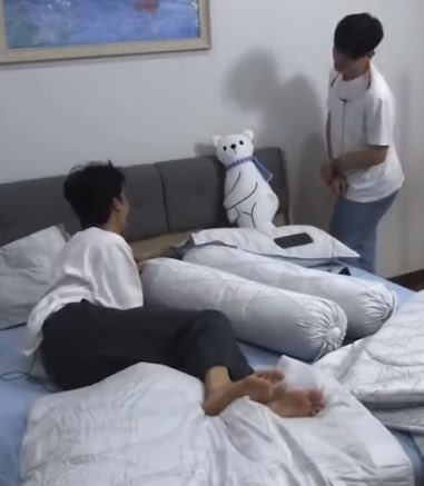 "มึงงง หมีเหี้ยไรยืนเงี้ยอะ"