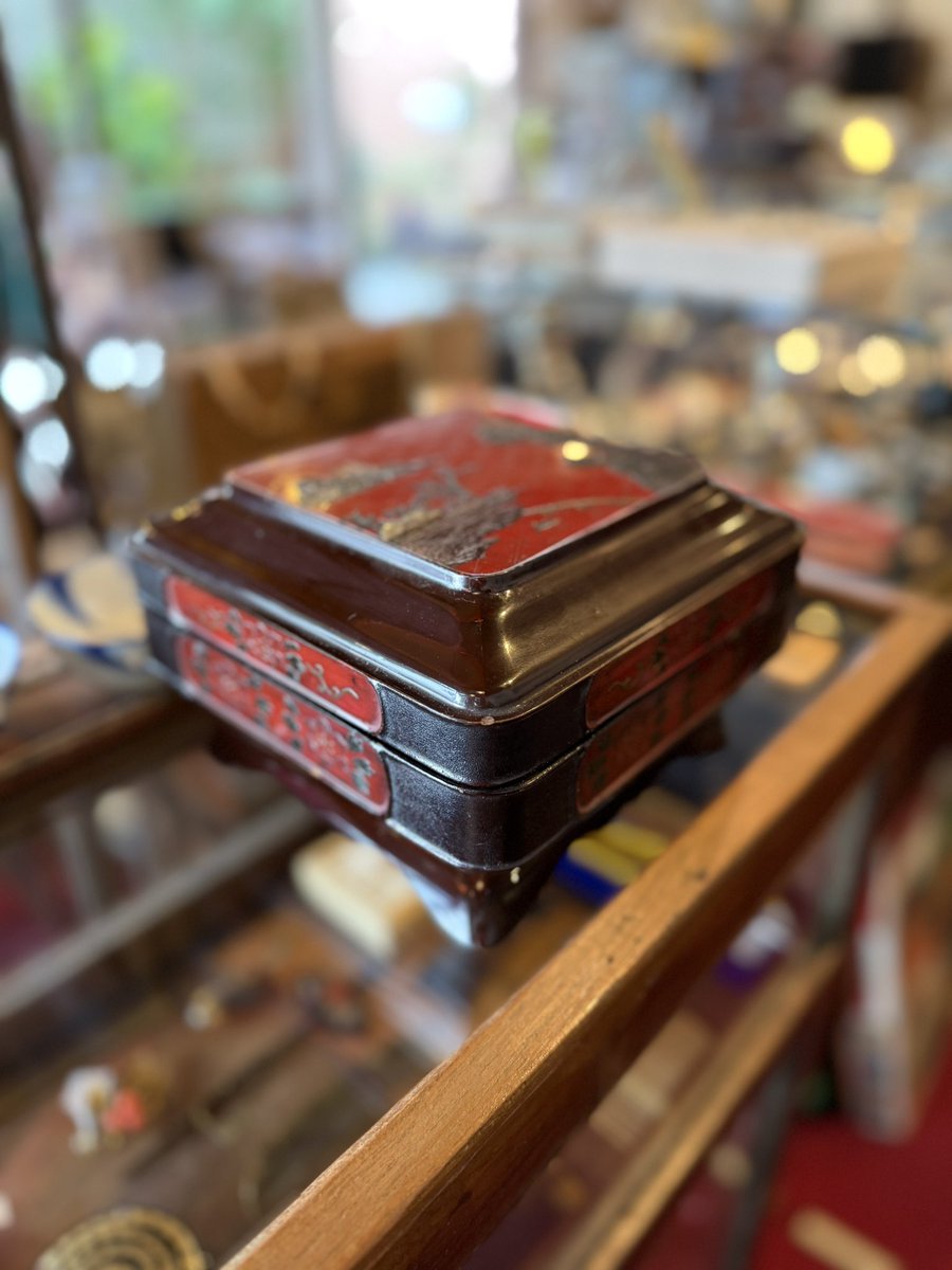 骨董店で見つけた昭和期の菓子箱、塗りの欠けがあちこちにあり水洗い