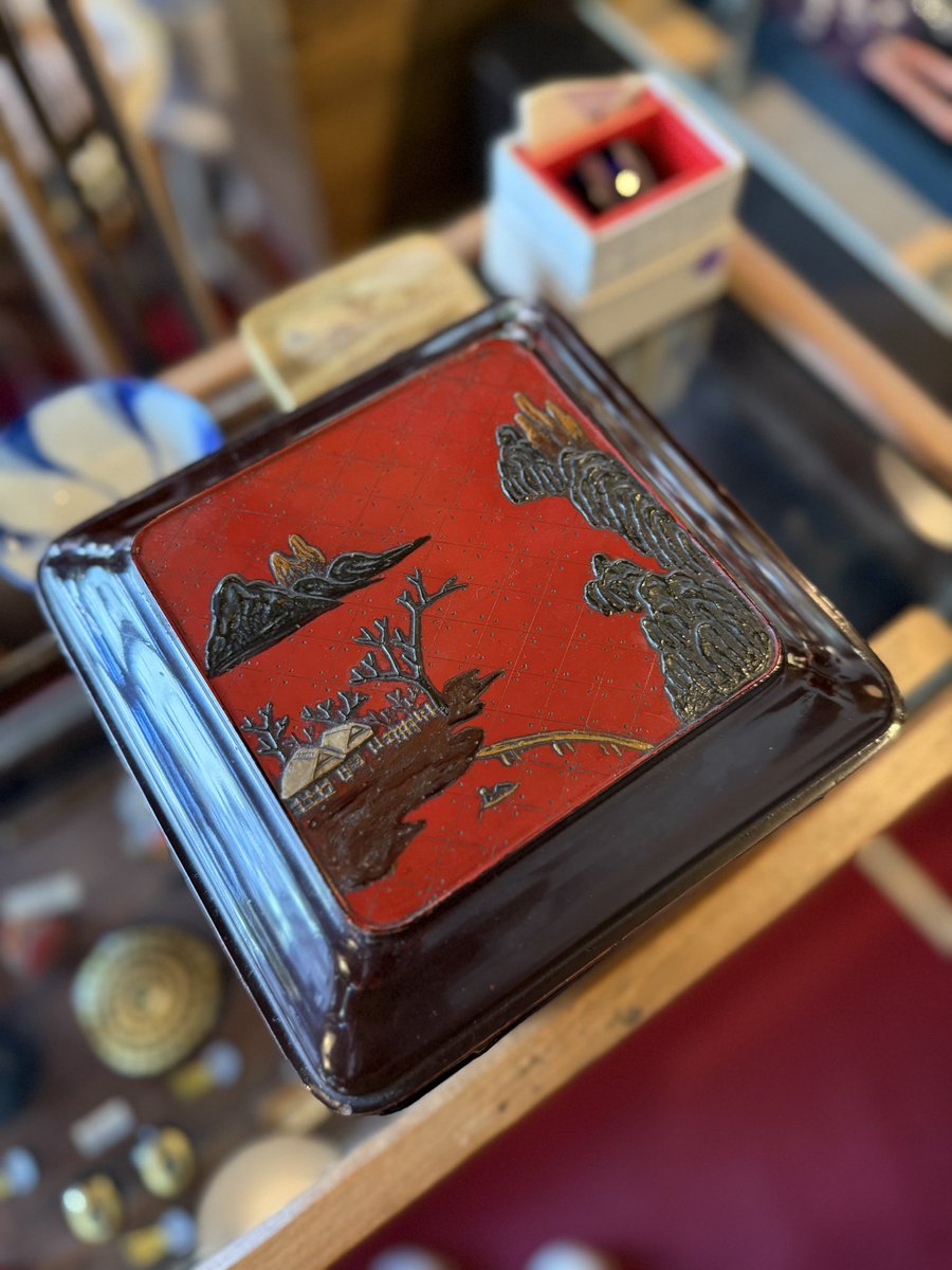 骨董店で見つけた昭和期の菓子箱、塗りの欠けがあちこちにあり水洗い