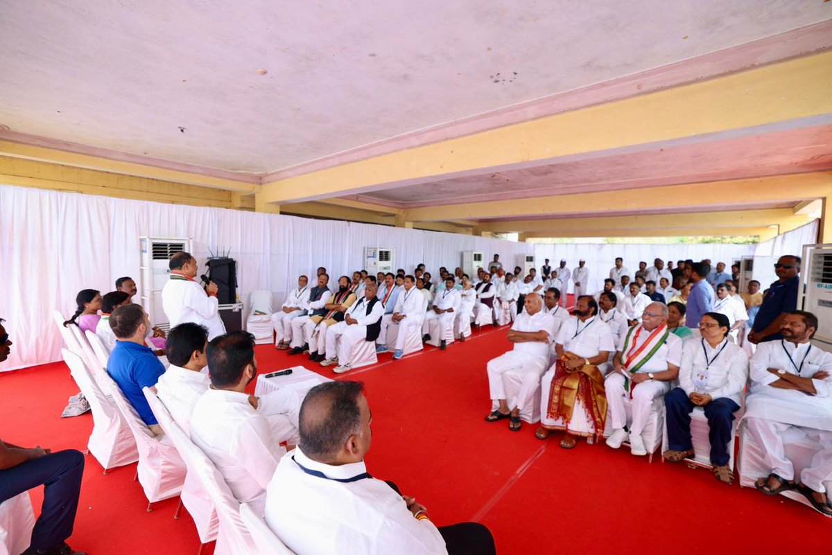 VamsiChandReddy's tweet photo. LoP Shri Rahul Gandhi led the Political Affairs Committee meeting of Telangana and Andhra Pradesh today

📍 Vikarabad, Telangana https://t.co/9T0qbYIvml