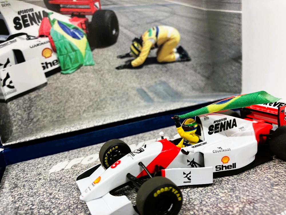 eurosports_shop's tweet photo. ベッテルがセナを讃えて走らせた、あの日のイモラ🏁✨
セバスチャン・ベッテル マクラーレン MP4/8 セナ トリビュート ショーラン 2024年5月18日 イモラサーキット by ミニチャンプス 1/43スケール
#f1jp #マクラーレン #McLaren #MP48 #アイルトンセナ #セナトリビュート #イモラサーキット #セバスチャンベッテル #SebastianVettel #ベッテル #ミニチャンプス