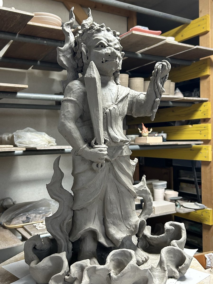 数年前に一度作ってみたくてトライしかけたけれど、まだまだ足りなくて諦めた不動明王像。昨年、ご依頼をいただき、そろそろ再トライ！と思っていた時期でしたので、作ってみました。ここ2年ほど、不調でなかなか力強いものが作れずにいたけど、この像を作りなから向き合えた✨
精進します！