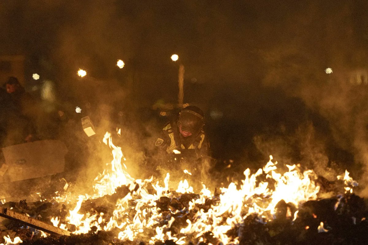 🇧🇴 #Bolivia corre contra reloj para destruir u$s 62 millones en efectivo que cayeron del cielo.

💸 Las autoridades trabajan para destruir el equivalente a u$s 62 millones en billetes de moneda local que literalmente cayeron del cielo tras un accidente mortal.

➡️