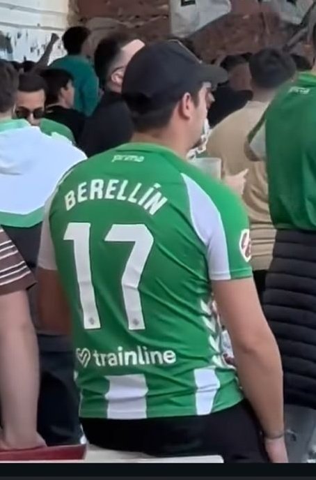 Cuelgan un conejo tieso de un puente con una bufanda, se visten de dinosaurios en la grada, aparece uno de spiderman tambien por alli, y serigrafian las camisetas pa que se rian de ellos,  sin entrar en topicos como el del pan, el que fuma por el ojo... y no son criaturitas