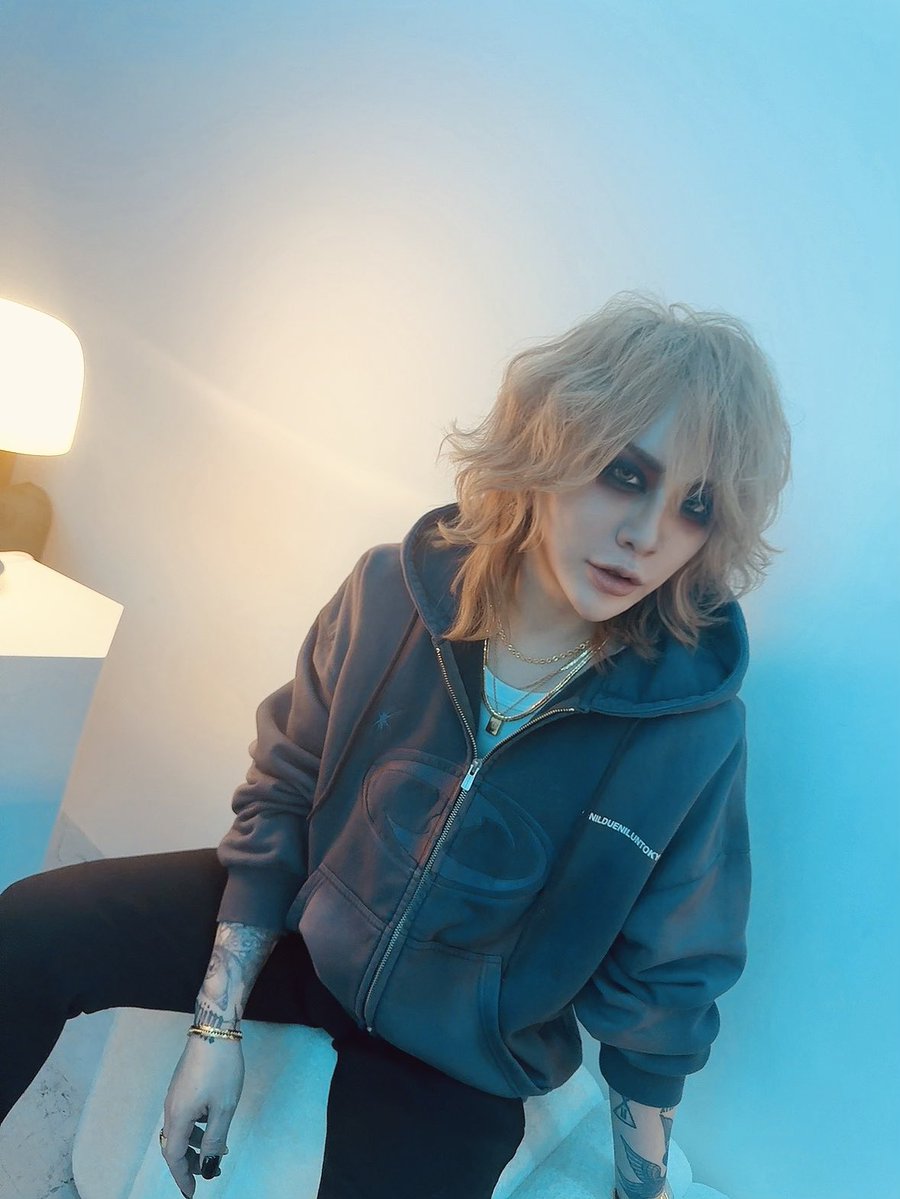 会場限定の商品が2つともSOLDになったみたいです🙏

ラストの当日入場時間は俺はブリーチフーディとうっさんは限定Tに着替えてみました。

以上現場報告でした🔥
最後までよろしくお願いします！

#nildueniluntokyo 
#9thanniv