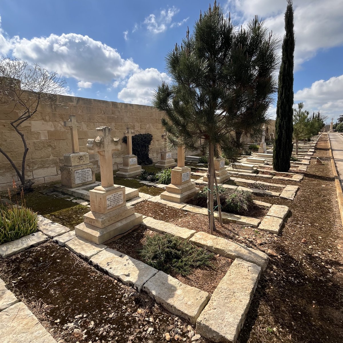Cérémonie au cimetière naval de #Kalkara à #Malte. Dépôt de gerbe au nom de la Fédération Maginot et la Tranchée de #Chattancourt. #WW1 #commonwealthwargraves #FederationMaginot #tranchéedechattancourt