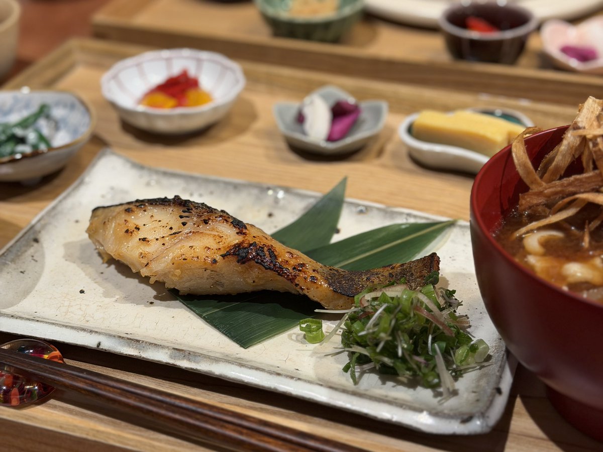 naco_komugialle's tweet photo. 明日、3月3日 11時 OPEN✨

名古屋・東区泉に
グルテンフリー専門店
みちのり亭 泉店オープンします。

みちのり弁当から始まり、みちのり亭 名古屋駅店を経て、このたび２号店を出させていただくことになりました。

小麦アレルギーを発症して「食べられない」から始まった道のり。

でも今は、“制限”ではなく“選択”としてのグルテンフリーを当たり前にしていきたい。

小麦アレルギーの方も、そうでない方も、
同じテーブルで「おいしいね」と笑い合える場所。

その景色を、もっと増やしたい。

泉店も、
こころを込めて料理を作り、
こころを込めてお迎えします。

みちのり亭 泉店
📍名古屋市東区泉3丁目20-23

お待ちしています！