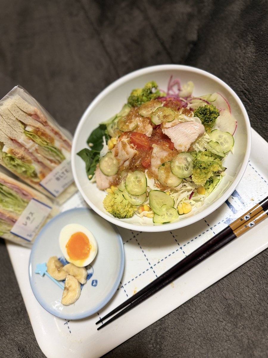 tsubasan's tweet photo. 夜ご飯

 #ローソン  #サンドイッチ  #レタス  #BLTE  #たんぱく質が摂れるサラダ🥗  #バナナ  #半熟たまご  #リラックマの箸 https://t.co/QlP8vo2yRK
