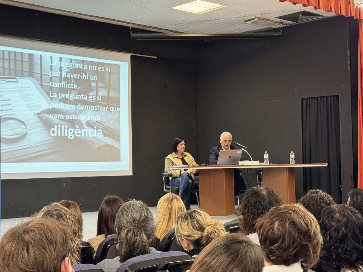 EscolaFlix's tweet photo. Avui ens trobem a l’@Institut_Ebre per formar-nos a la Jornada de Prevenció, Detecció i Intervenció davant situacions d’autolesions i conductes suïcides.
#COCOBE #Prevenció #Confiança #Vincle https://t.co/piGDPF2AqK